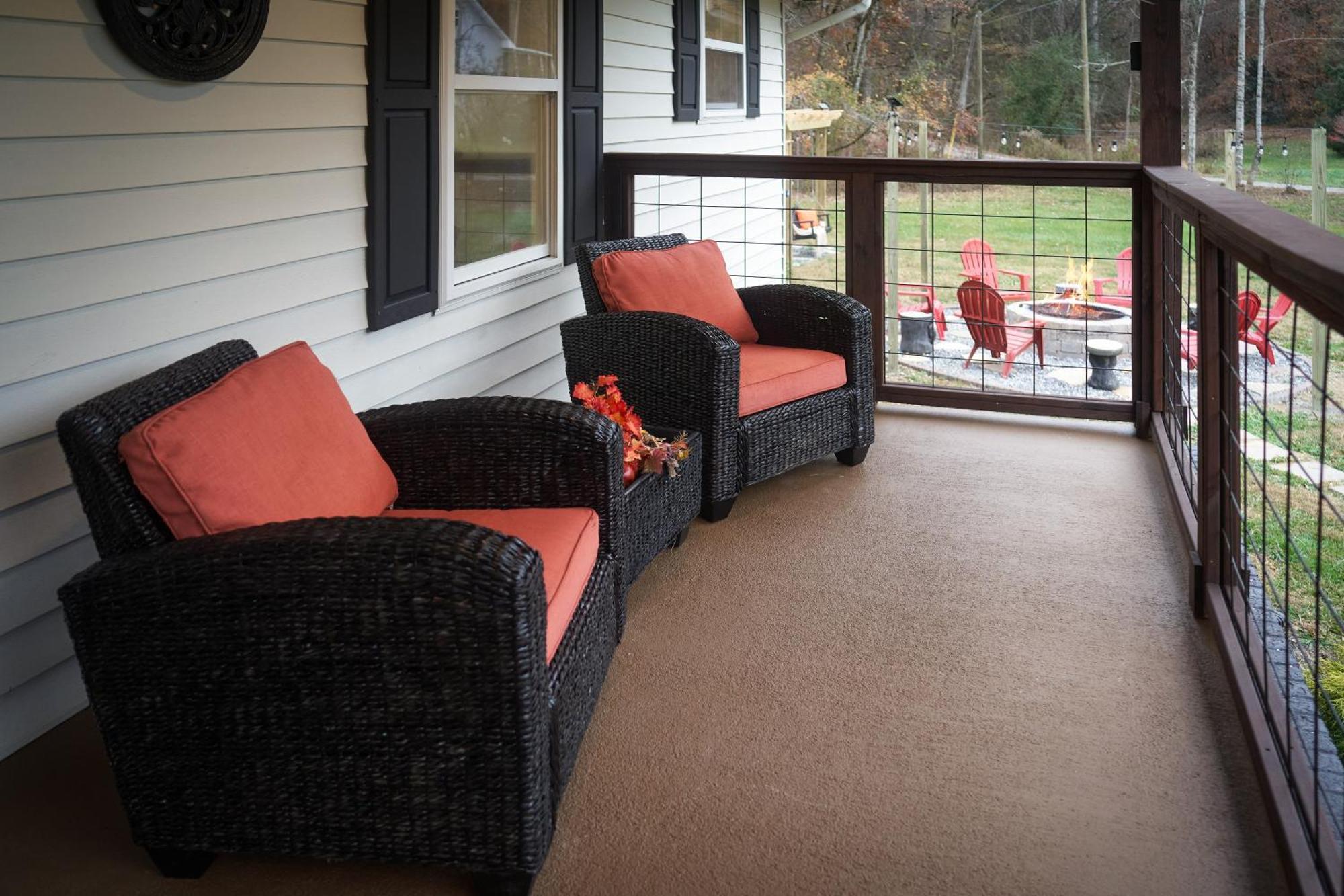 Entertainment Galore! Luxurious Property, Spectacular & Peaceful Setting, Great Location, Close To Major Attractions!! Pigeon Forge