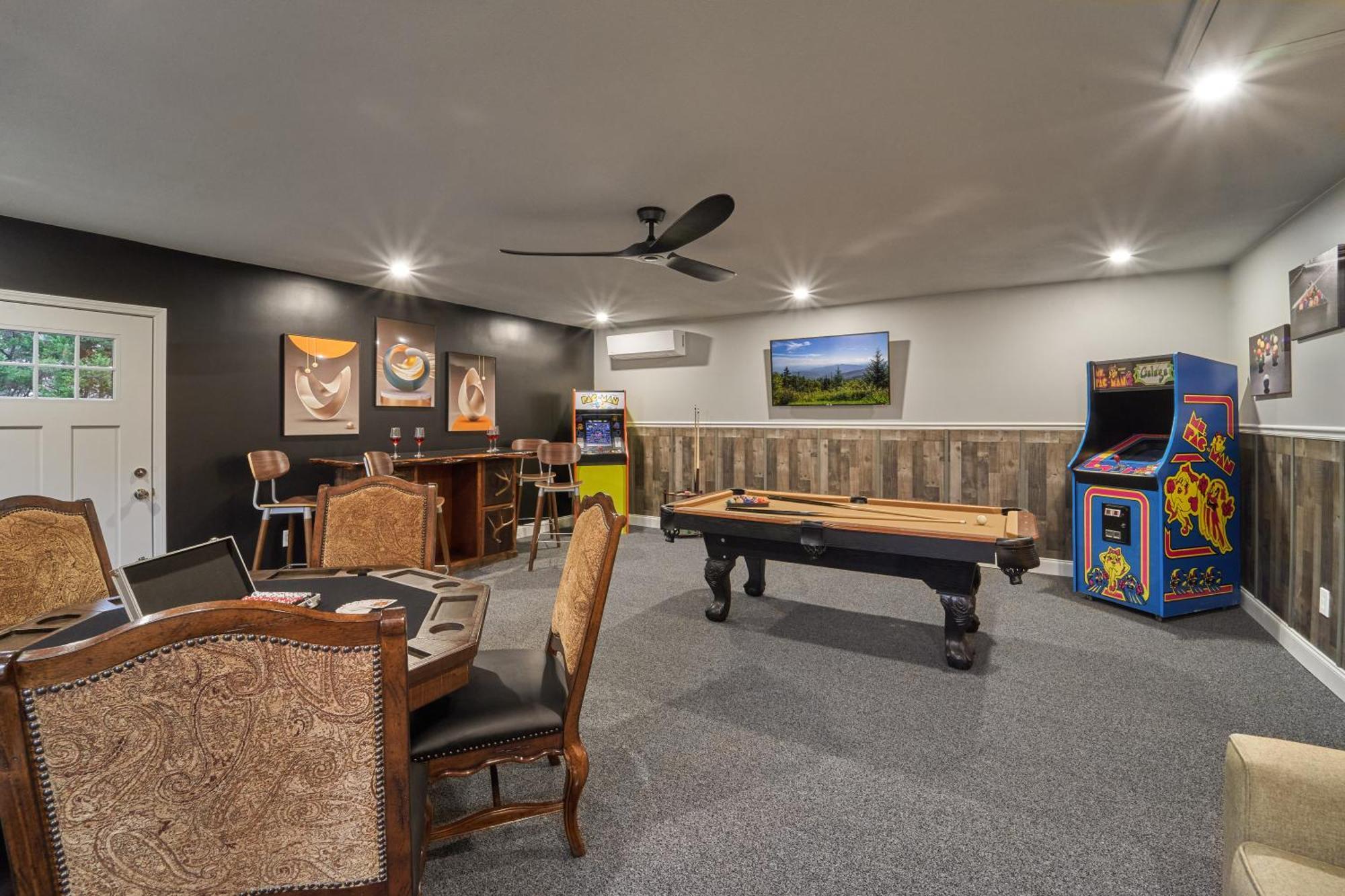 Entertainment Galore! Luxurious Property, Spectacular & Peaceful Setting, Great Location, Close To Major Attractions!! Pigeon Forge