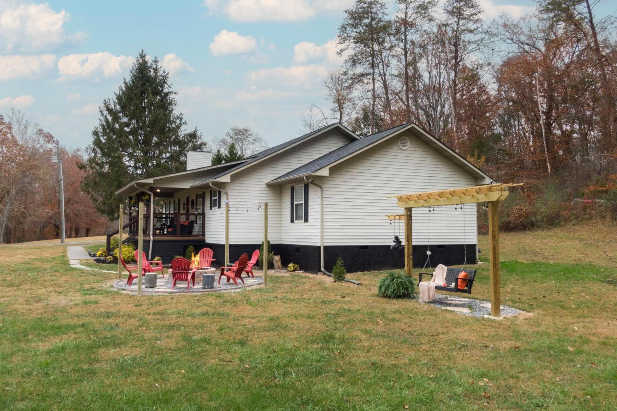 Holiday home Entertainment Galore! Luxurious Property, Spectacular & Peaceful Setting, Great Location, Close To Major Attractions!!