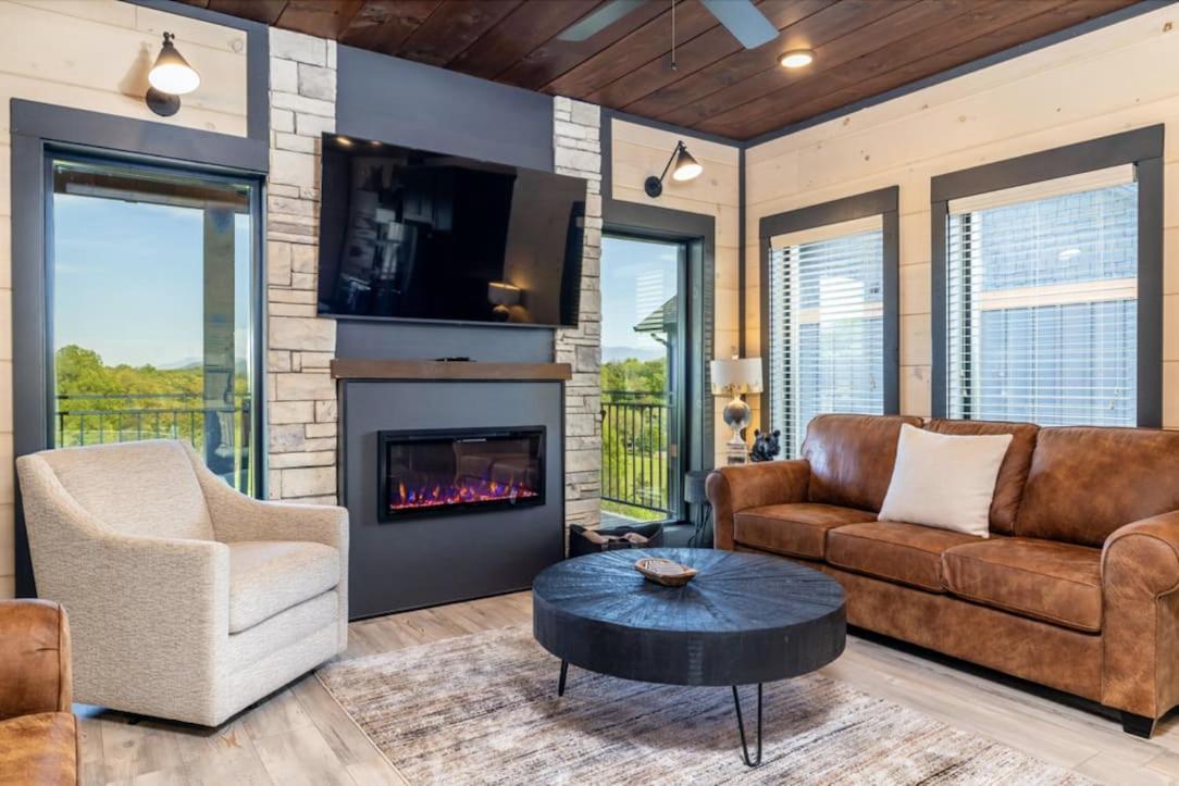 Sleep 27 Guests In New Home! Pigeon Forge