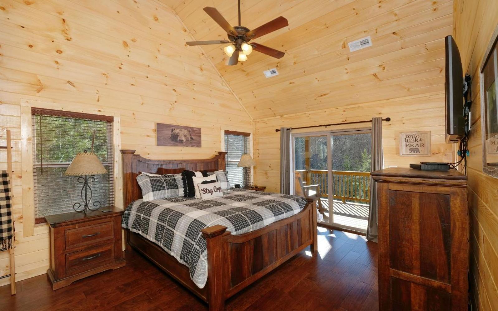 Sleepy Bear * Pigeon Forge