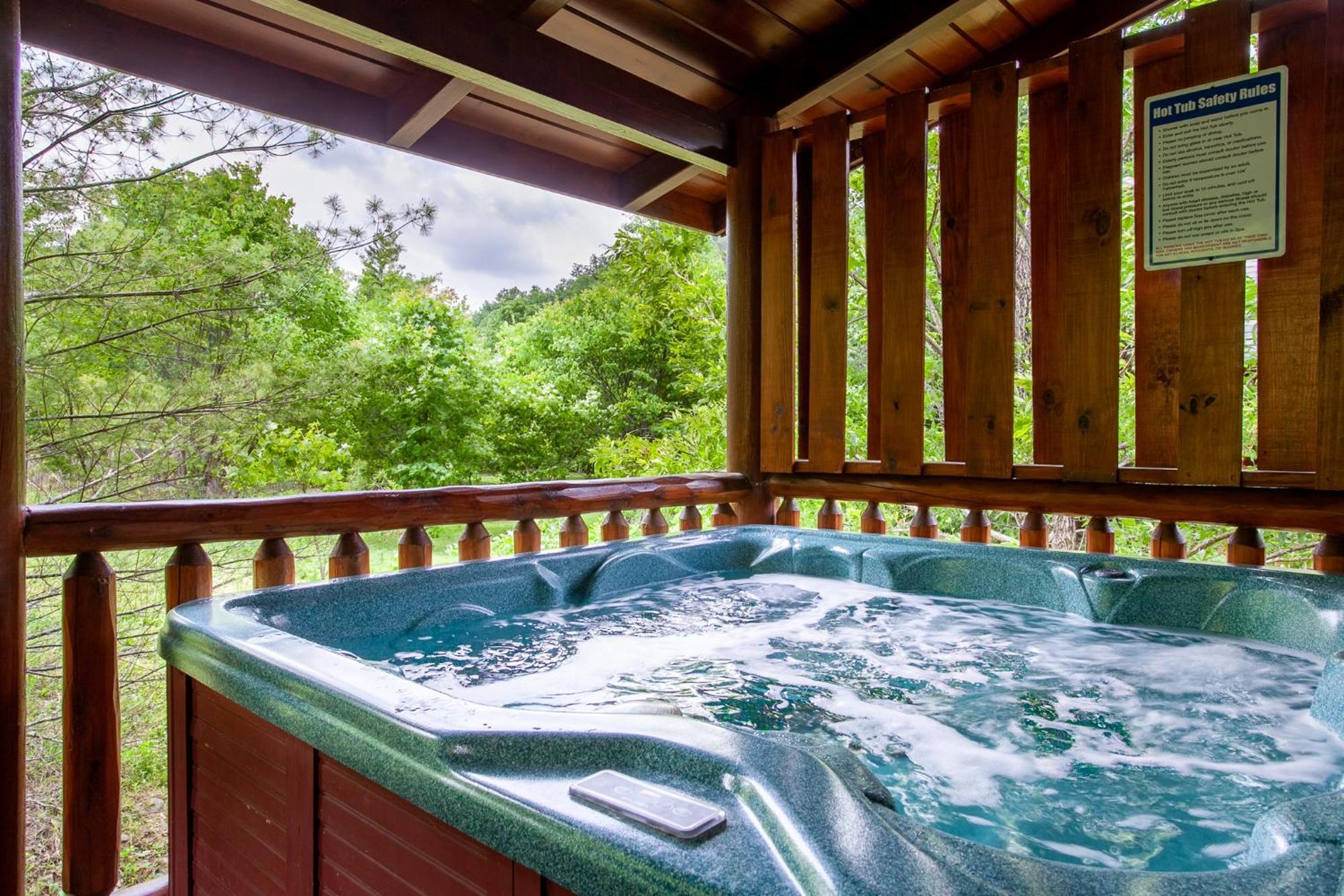 Alpenhaus Cozy Log - 2 Bedrooms, Hot Tub, Amazing Location! *