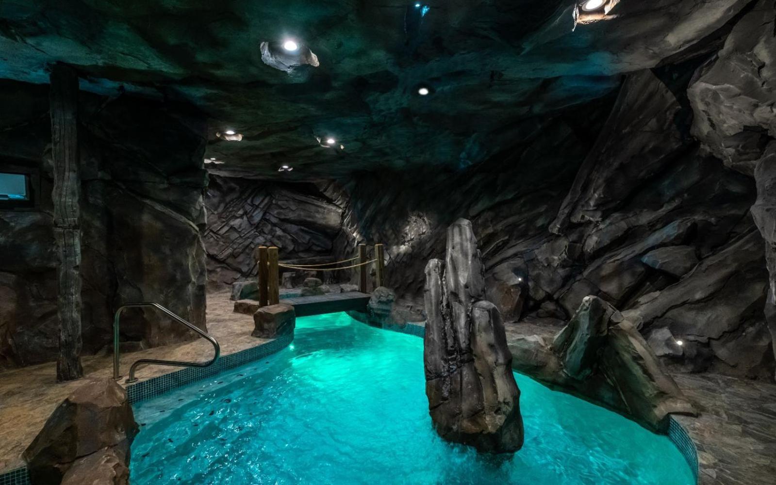 Villa Cavern Cascades