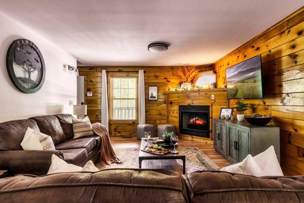 Private! Hot Tub! Parkway 2min! Petsok! Bbq! Holiday home Pigeon Forge