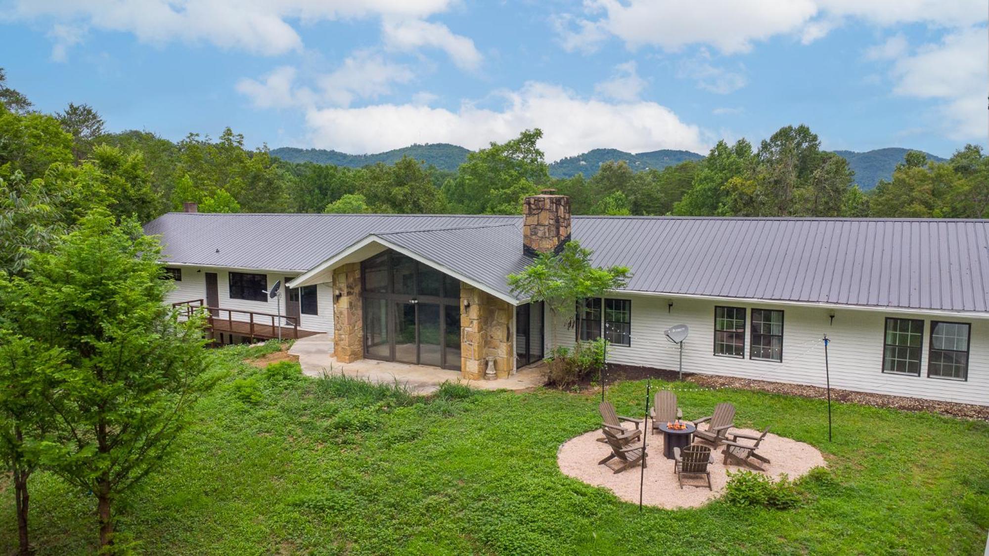 Holiday home 8m From Dollywood Prof Kitchen Fire Pit Arcade *