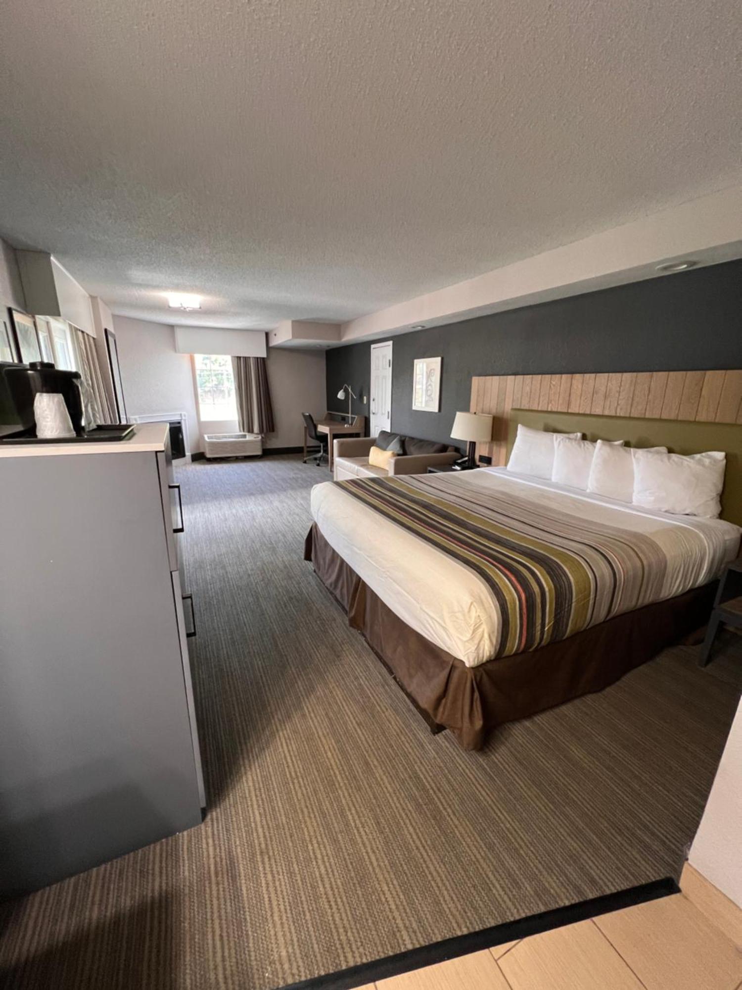 Country & By Radisson, South, Tn