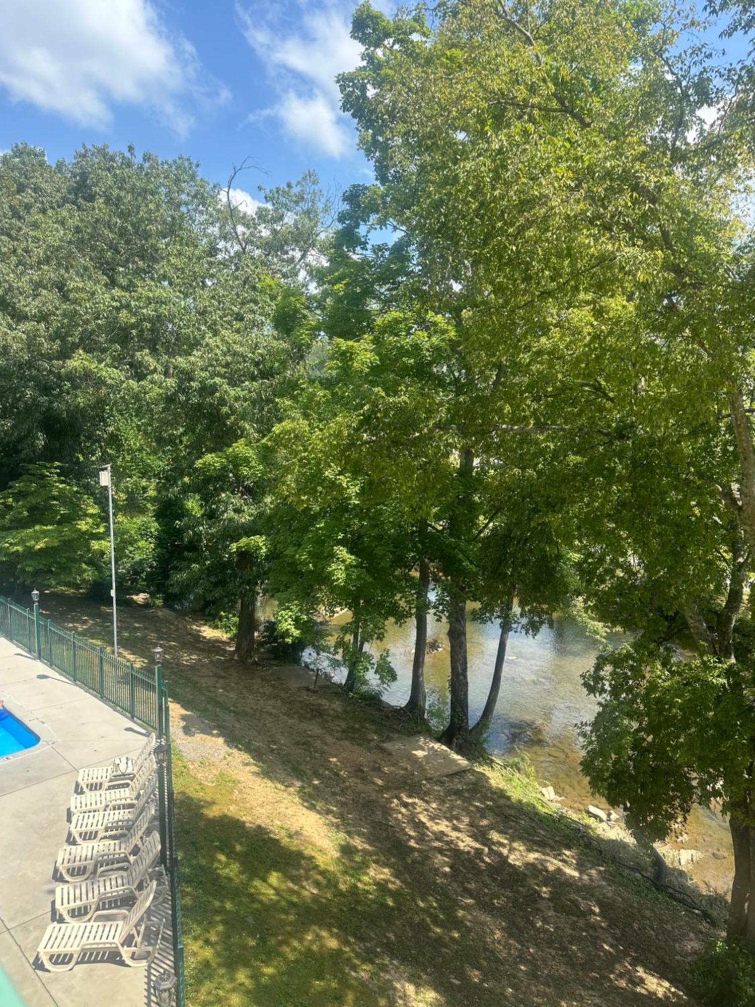 River Place Riverside #309 1bd Holiday home Pigeon Forge