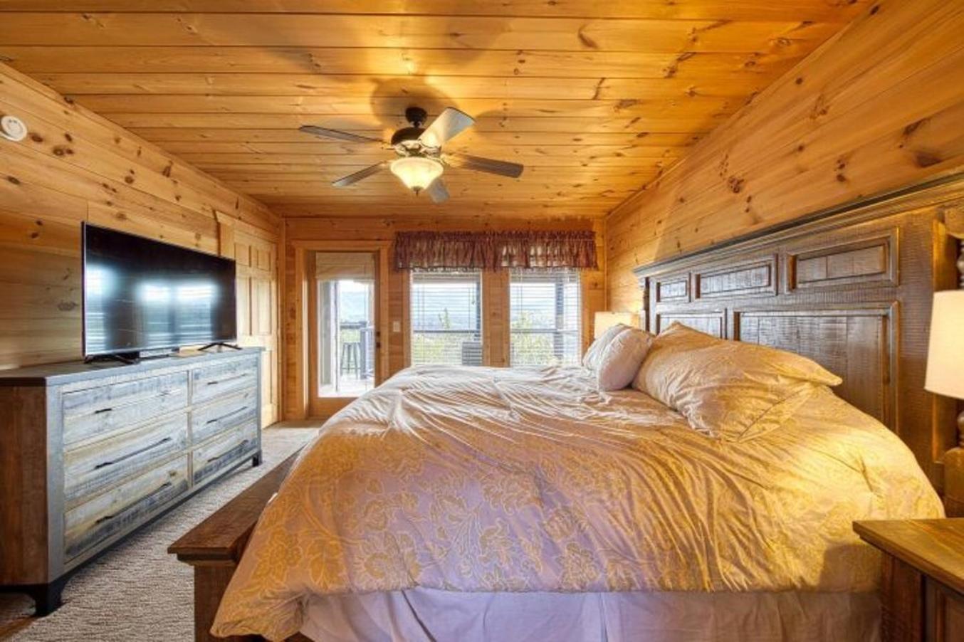 Holiday home Awe-inspiring Estate Wpool, Theater, Fire Pit