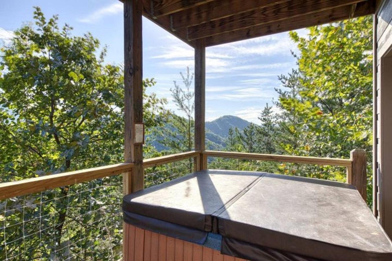 Holiday home Awe-inspiring Estate Wpool, Theater, Fire Pit