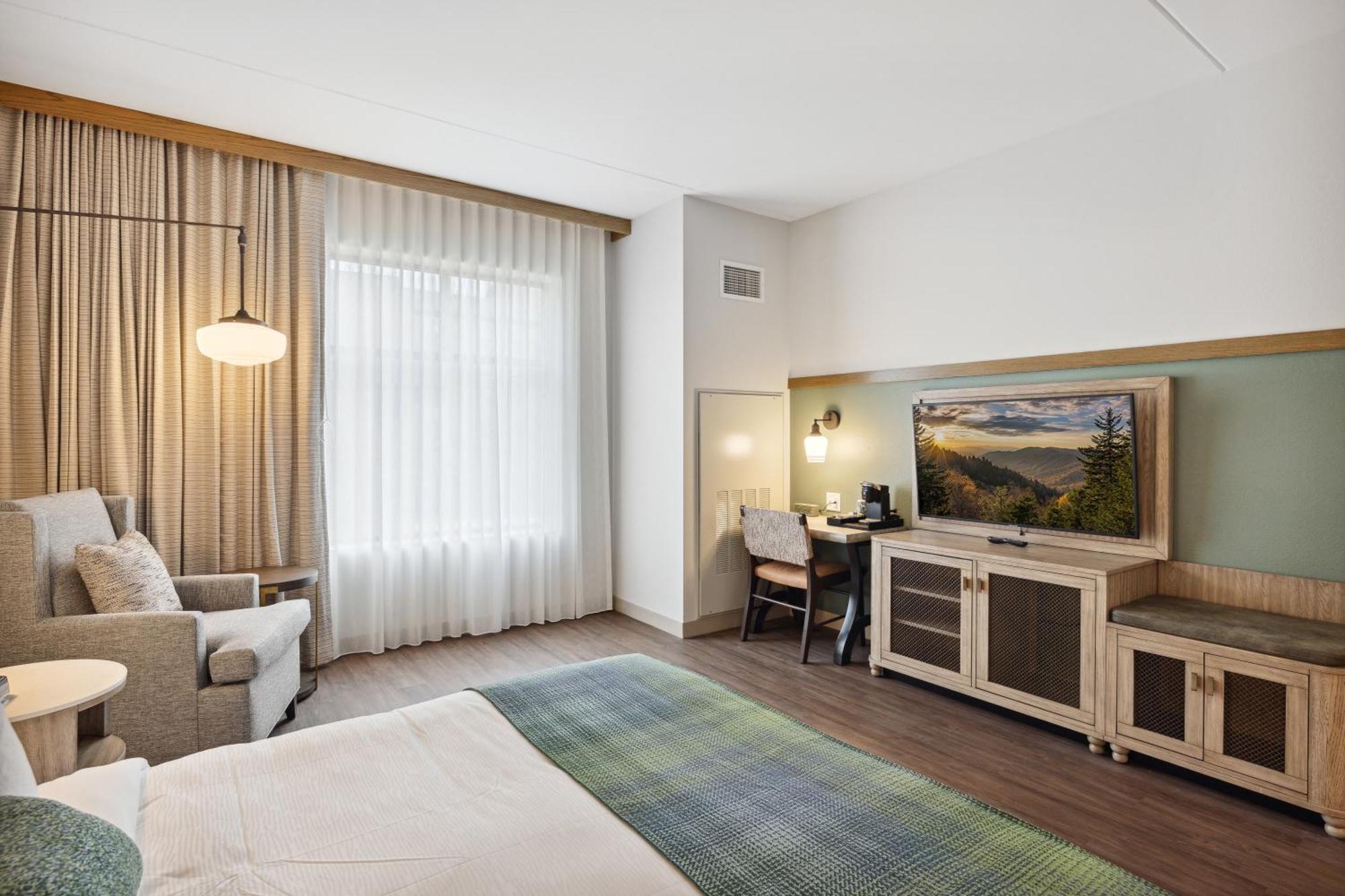 Dollywood's Heartsong & Hotel Pigeon Forge