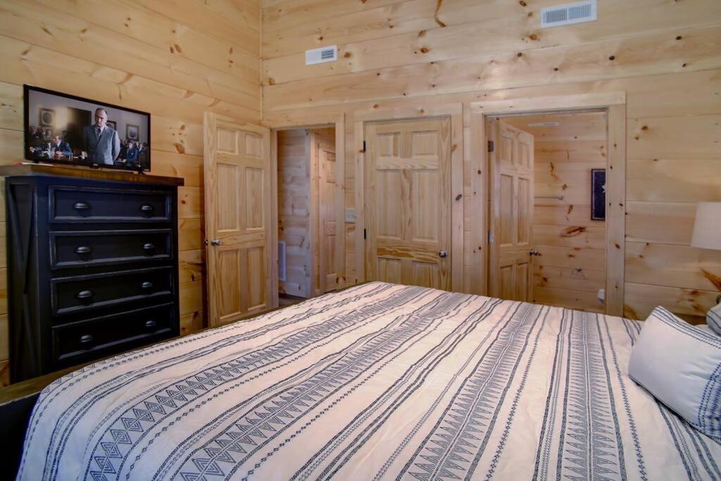 New Build-5bd-hottub-wifi-theater-pool Tble-roku Holiday home