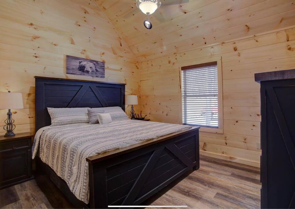 New Build-5bd-hottub-wifi-theater-pool Tble-roku Holiday home Pigeon Forge
