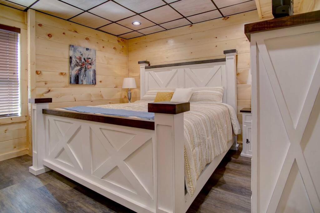 New Build-5bd-hottub-wifi-theater-pool Tble-roku Holiday home