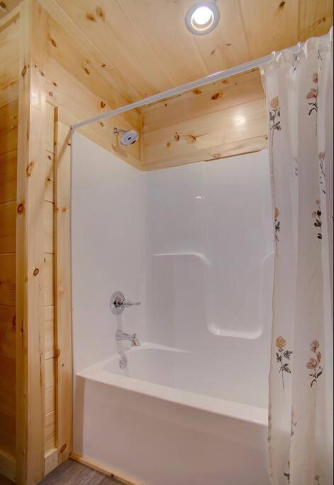 New Build-5bd-hottub-wifi-theater-pool Tble-roku Holiday home *