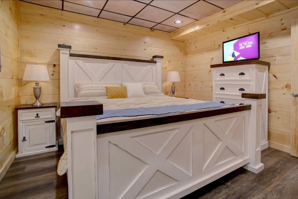Holiday home New Build-5bd-hottub-wifi-theater-pool Tble-roku *