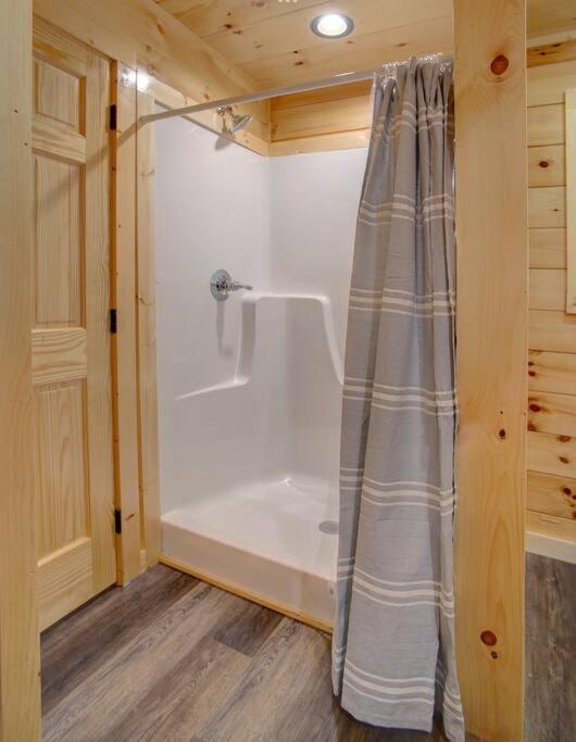 New Build-5bd-hottub-wifi-theater-pool Tble-roku Holiday home Pigeon Forge