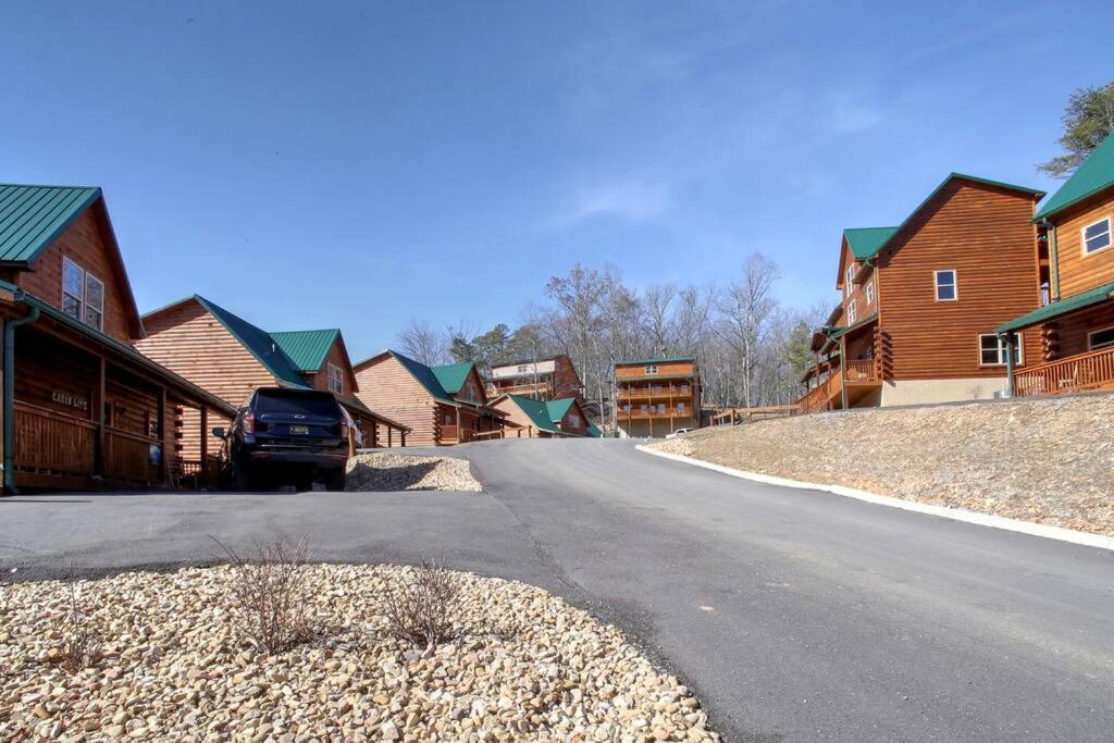 Holiday home New Build-5bd-hottub-wifi-theater-pool Tble-roku Pigeon Forge
