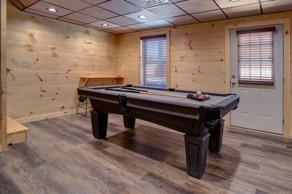 New Build-5bd-hottub-wifi-theater-pool Tble-roku Holiday home Pigeon Forge