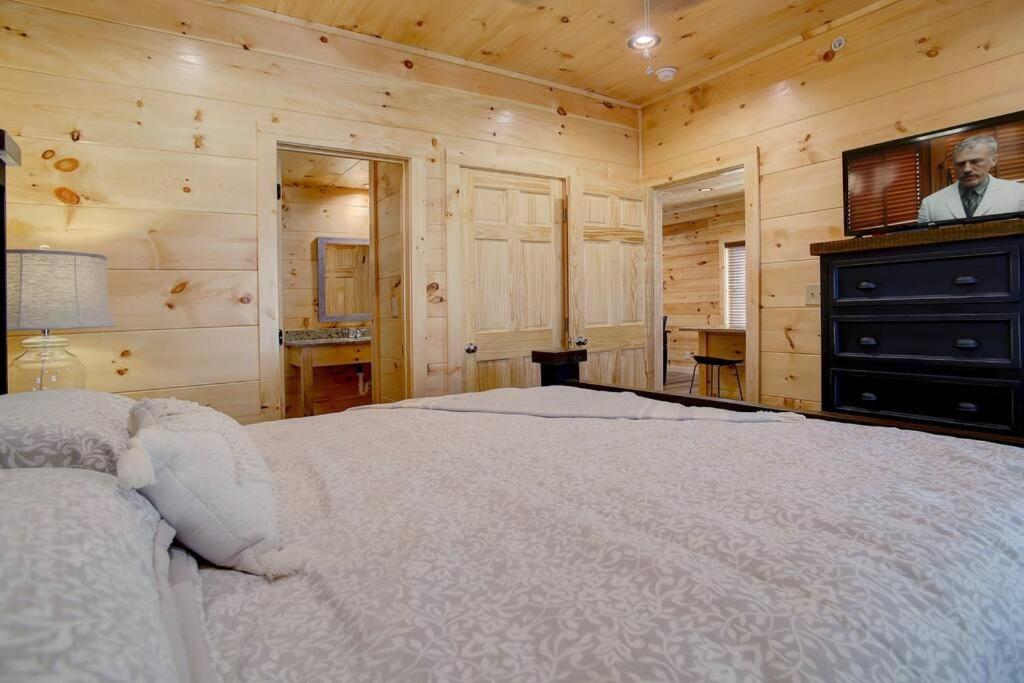 Holiday home New Build-5bd-hottub-wifi-theater-pool Tble-roku