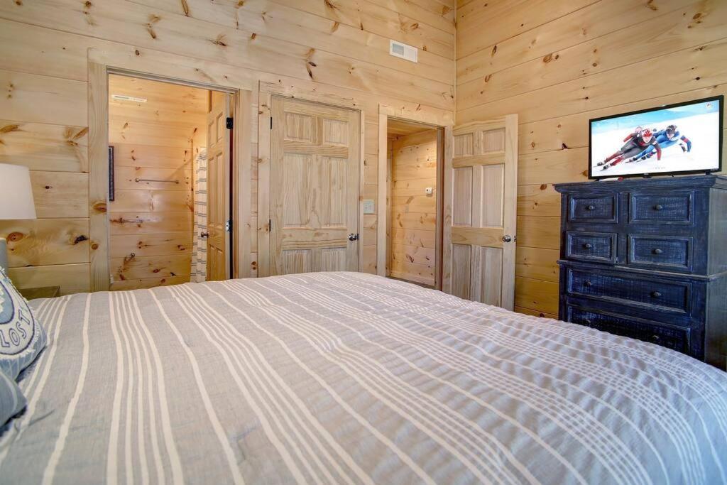 New Build-5bd-hottub-wifi-theater-pool Tble-roku Holiday home