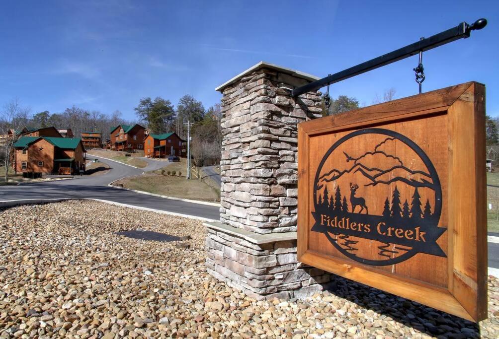New Build-5bd-hottub-wifi-theater-pool Tble-roku Holiday home Pigeon Forge