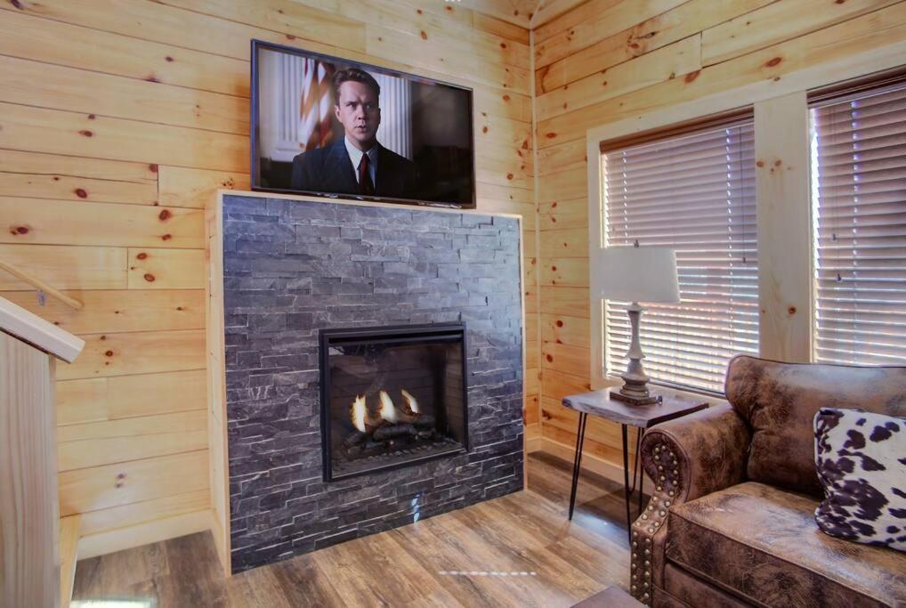 New Build-5bd-hottub-wifi-theater-pool Tble-roku Holiday home Pigeon Forge