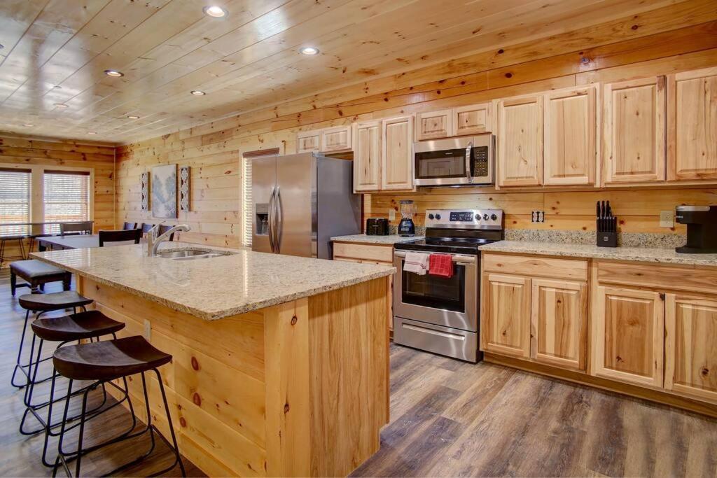 New Build-5bd-hottub-wifi-theater-pool Tble-roku Holiday home Pigeon Forge
