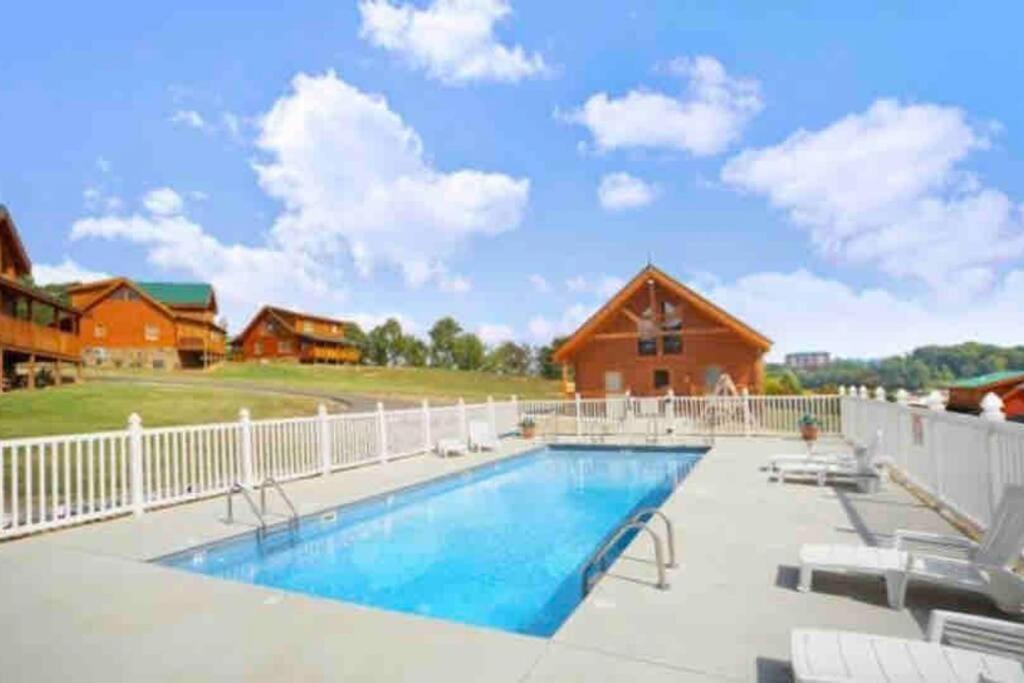 Papa Wolf's - Pool Community Pigeon Forge