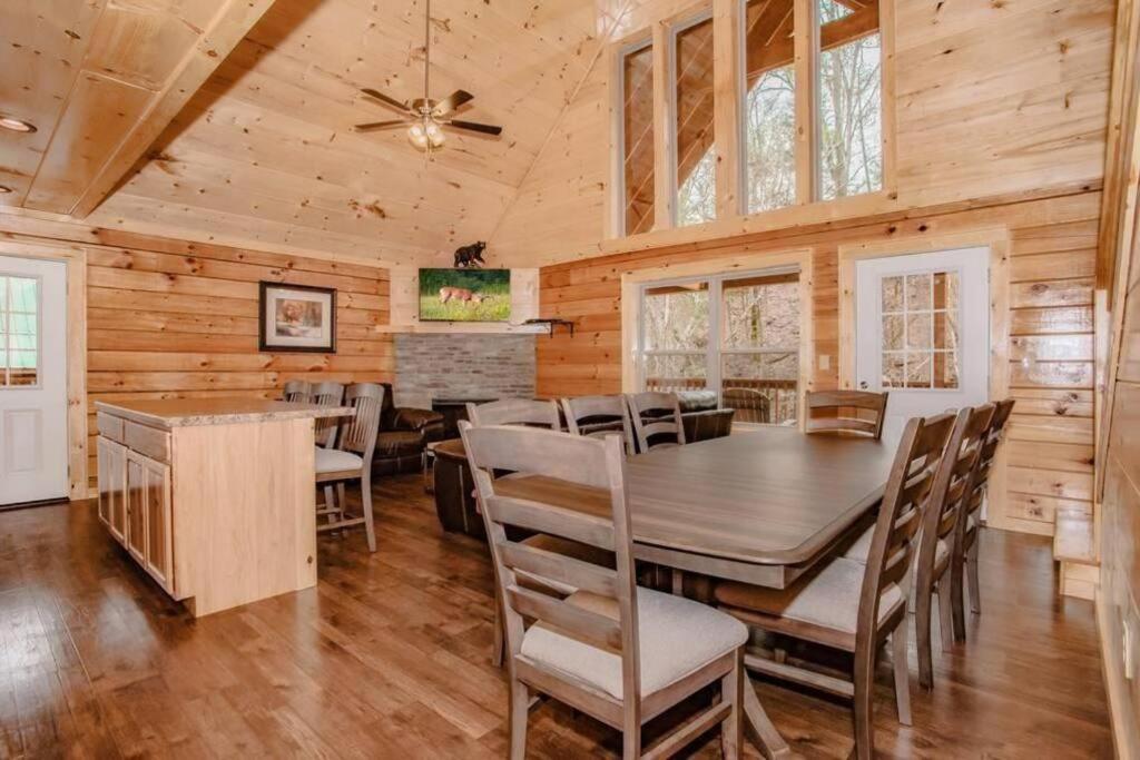 Papa Wolf's - Pool Community Pigeon Forge