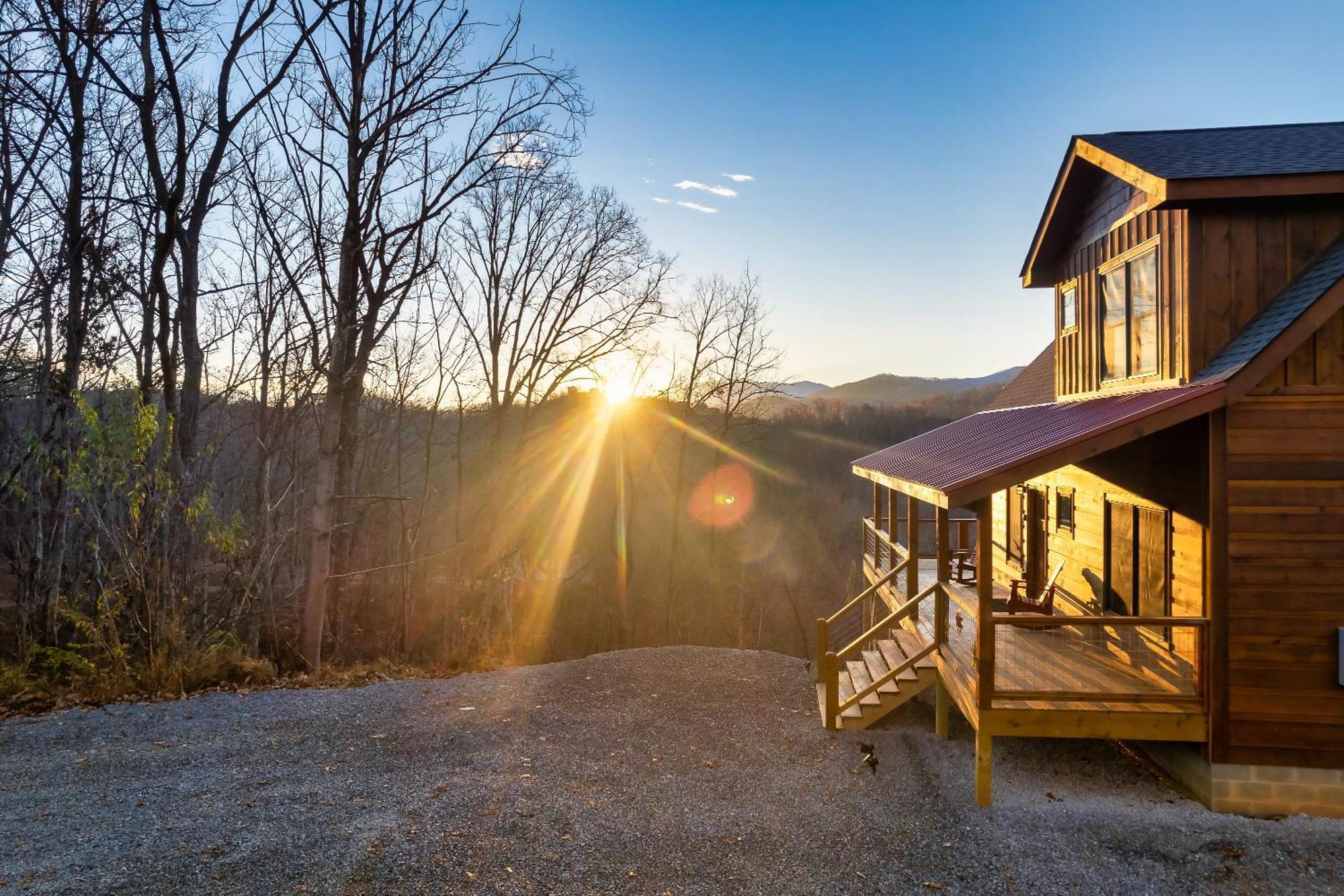Scenic Views, Game Room, Hot Tub, Fireplace, Bbq Pigeon Forge