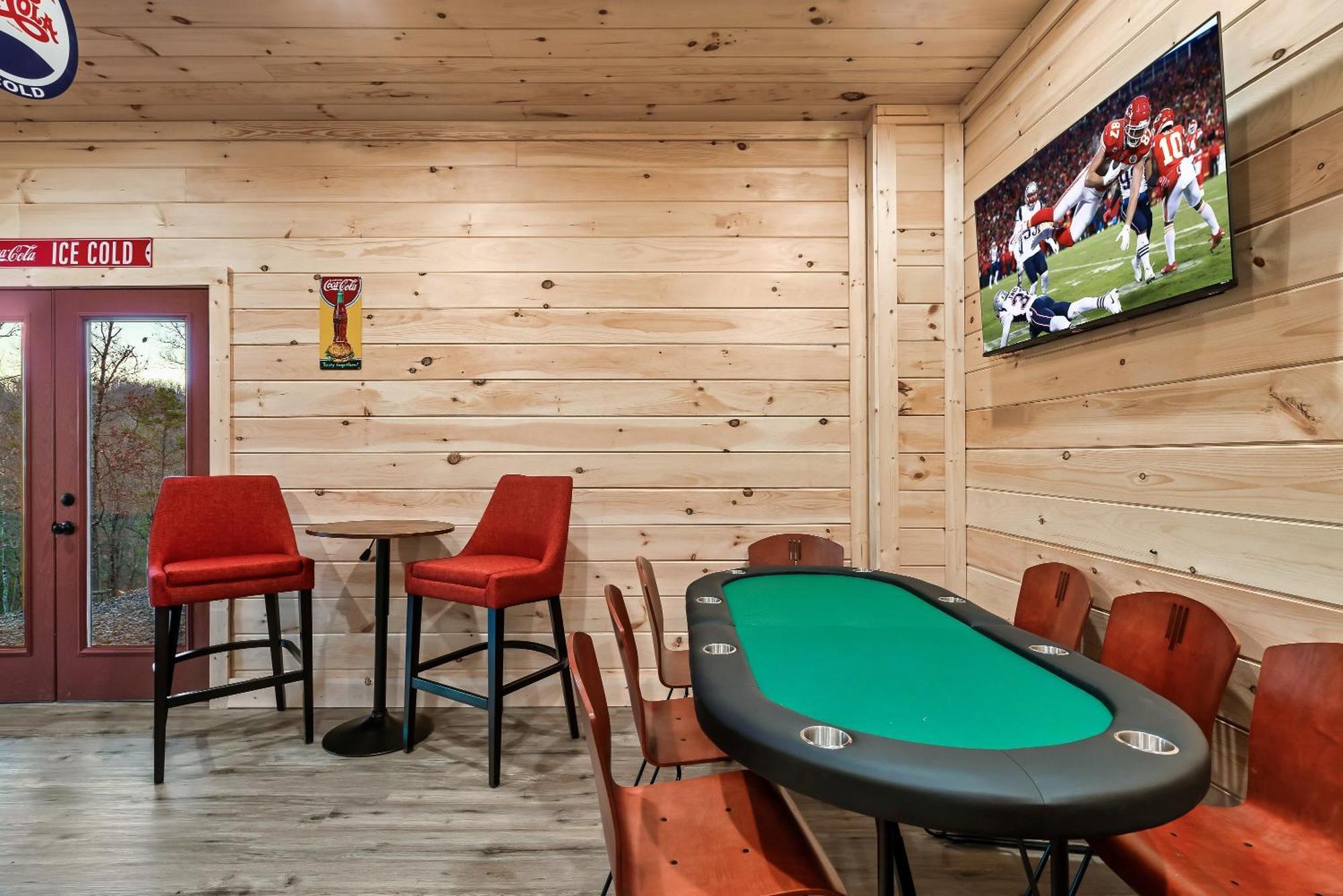 Scenic Views, Game Room, Hot Tub, Fireplace, Bbq Holiday home *
