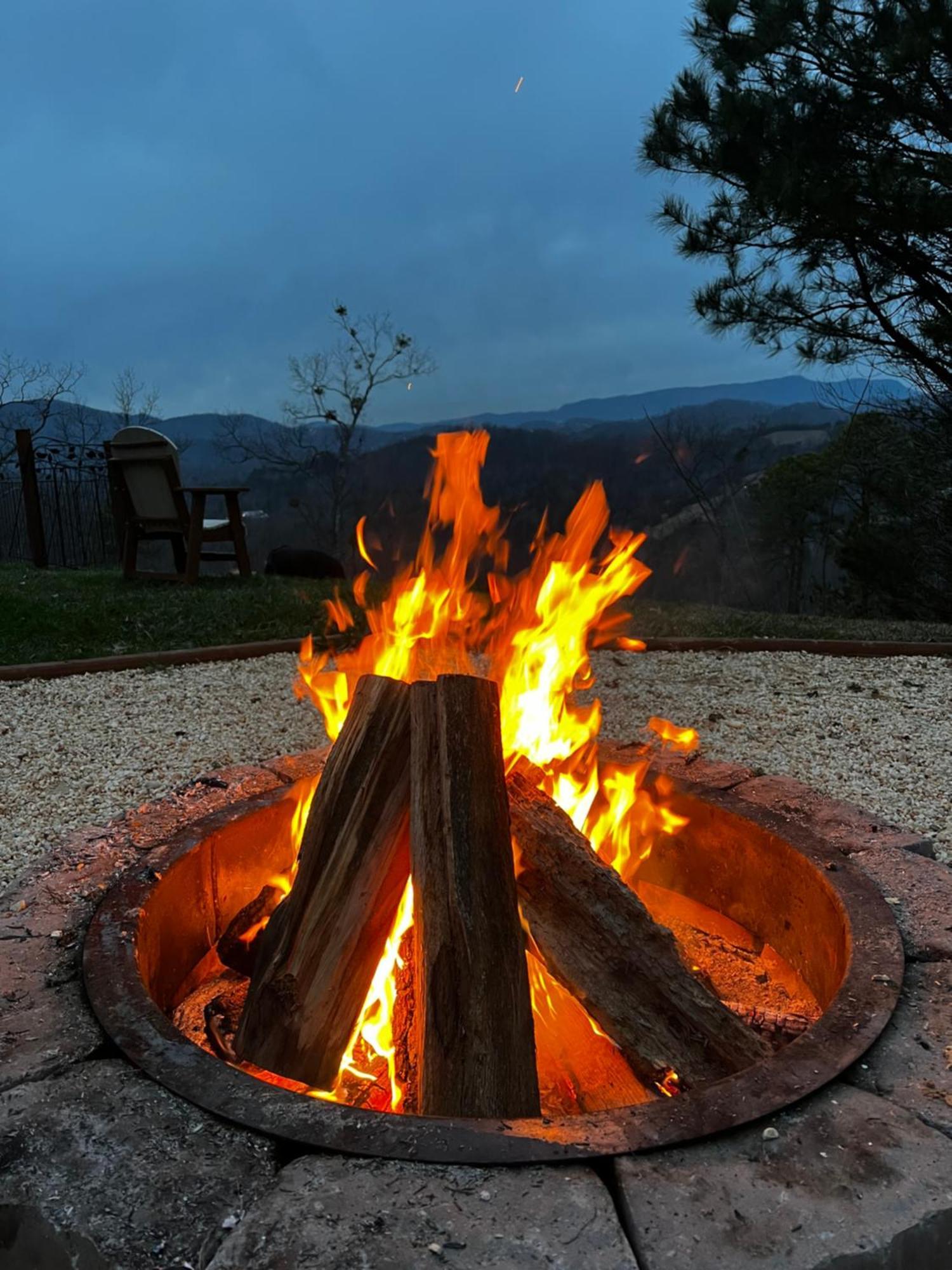Smoky - Glowing Twilight Holiday home *