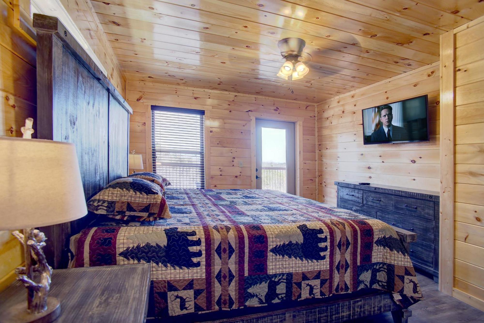 Lodge Fuzzy's Den Pigeon Forge