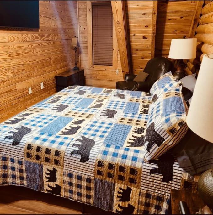 Rustic Black Bear Pigeon Forge