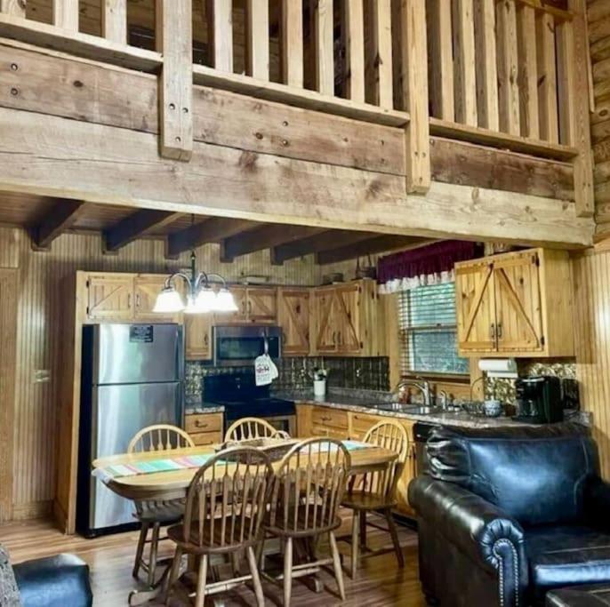 Rustic Black Bear * Pigeon Forge