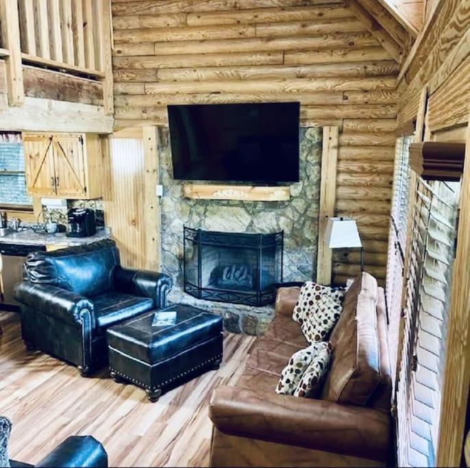 Rustic Black Bear Pigeon Forge
