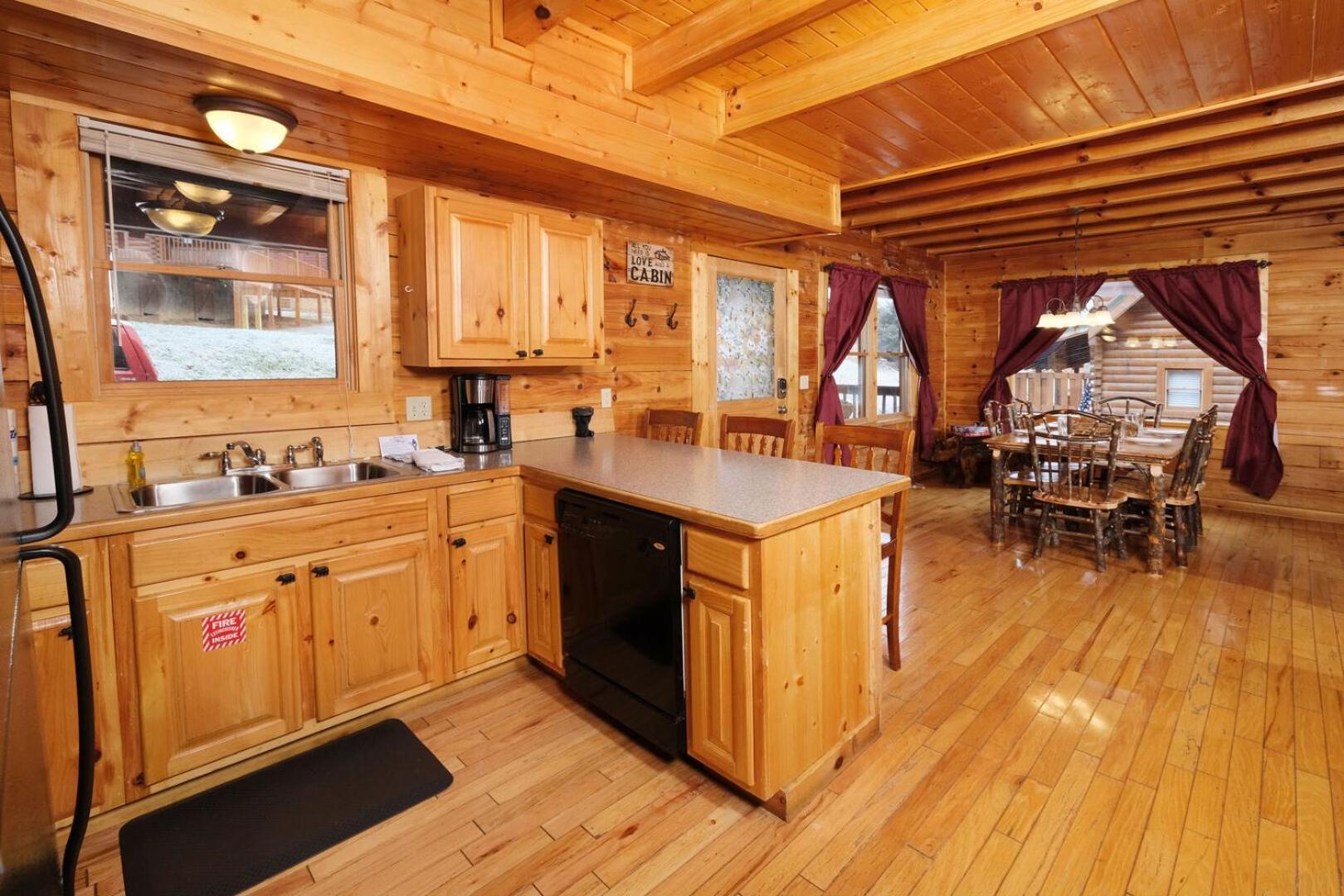 Cozy 2br Just 5 Min To Pkwy Hot Tub Free Attraction Tickets