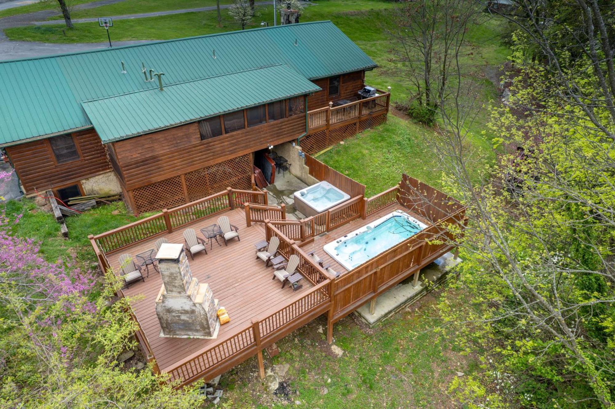 6br W Outdoor Pool Just 3 Min To Pigeon Forge! Free Attraction Tickets Gameroom Hot Tub Pigeon Forge