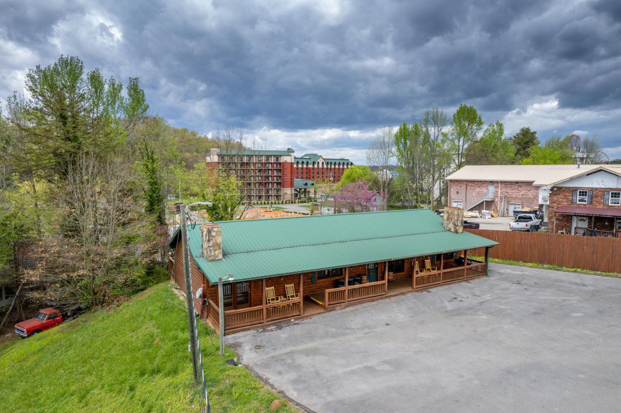 6br W Outdoor Pool Just 3 Min To Pigeon Forge! Free Attraction Tickets Gameroom Hot Tub Pigeon Forge