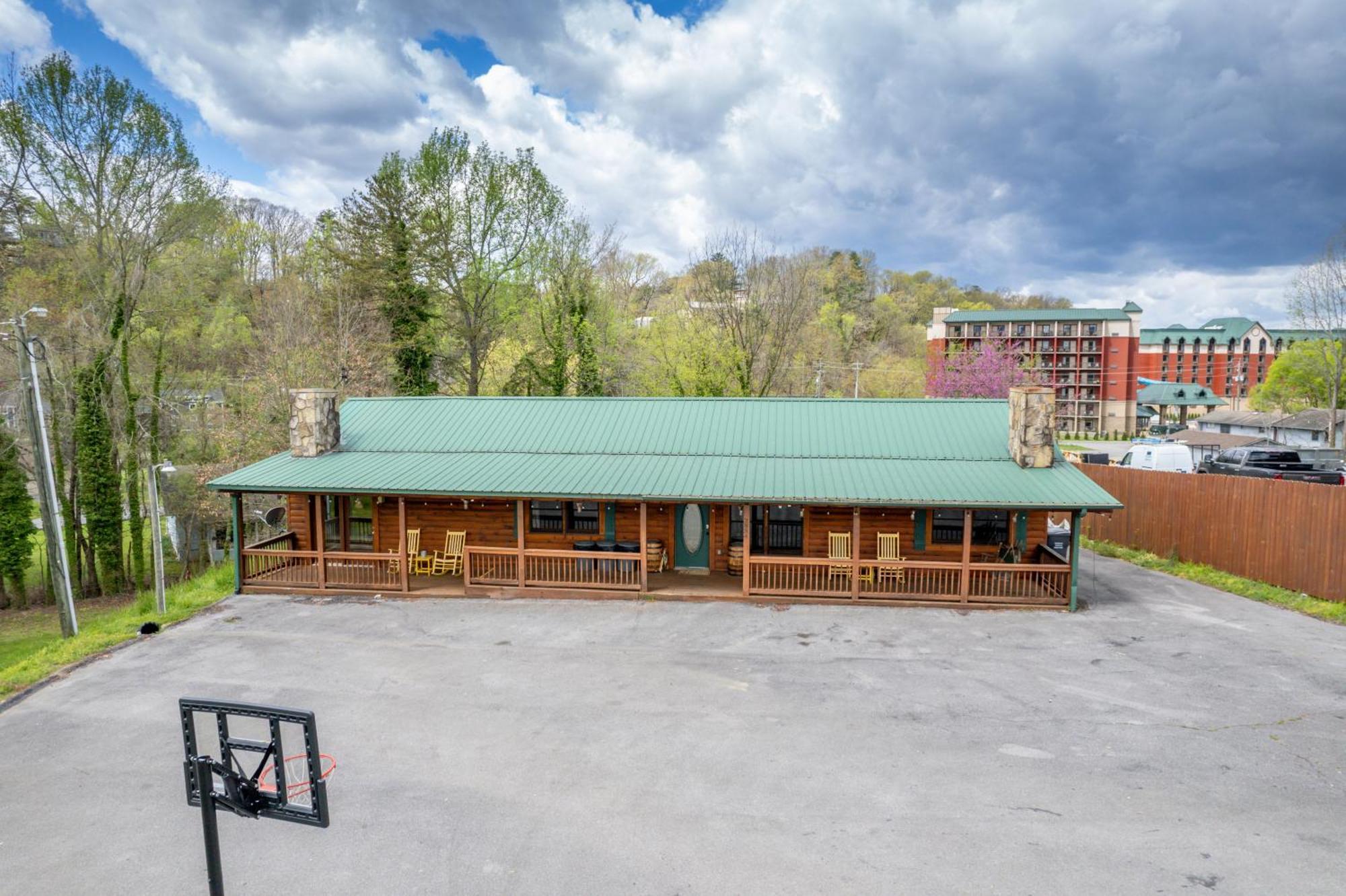 Holiday home 6br W Outdoor Pool Just 3 Min To Pigeon Forge! Free Attraction Tickets Gameroom Hot Tub