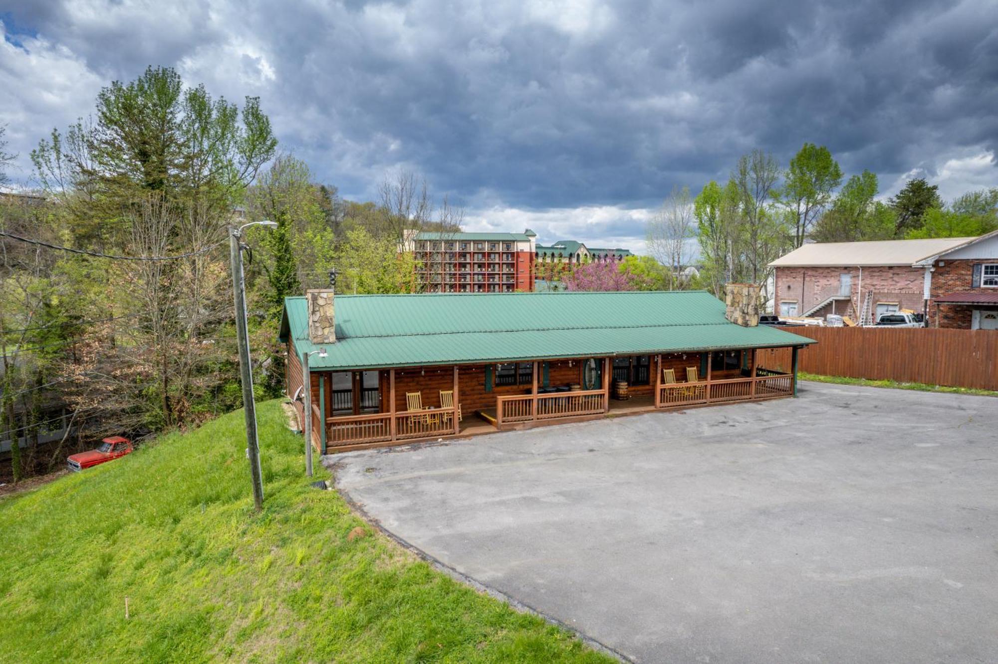 Holiday home 6br W Outdoor Pool Just 3 Min To Pigeon Forge! Free Attraction Tickets Gameroom Hot Tub *