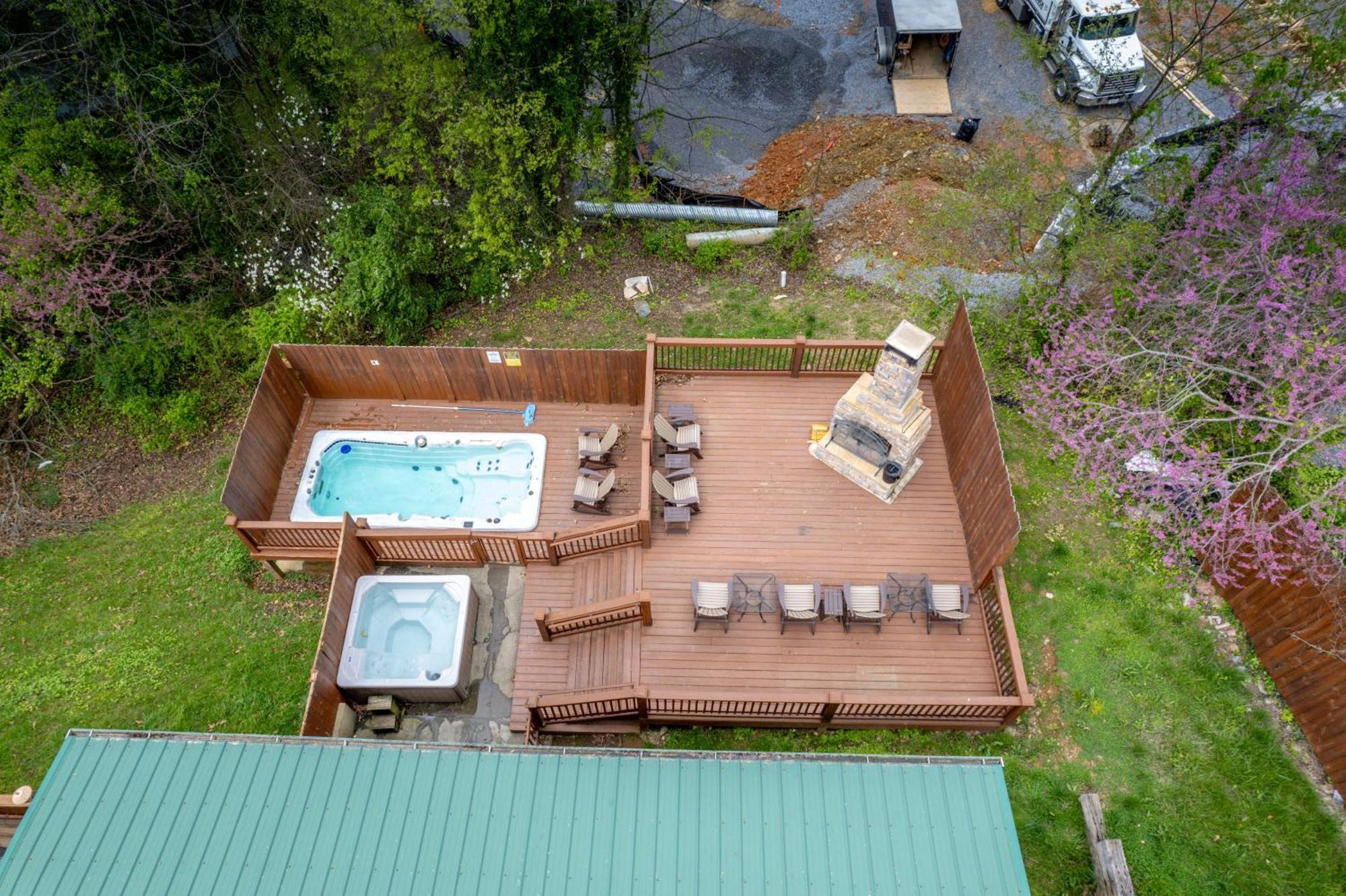 Holiday home 6br W Outdoor Pool Just 3 Min To Pigeon Forge! Free Attraction Tickets Gameroom Hot Tub Pigeon Forge