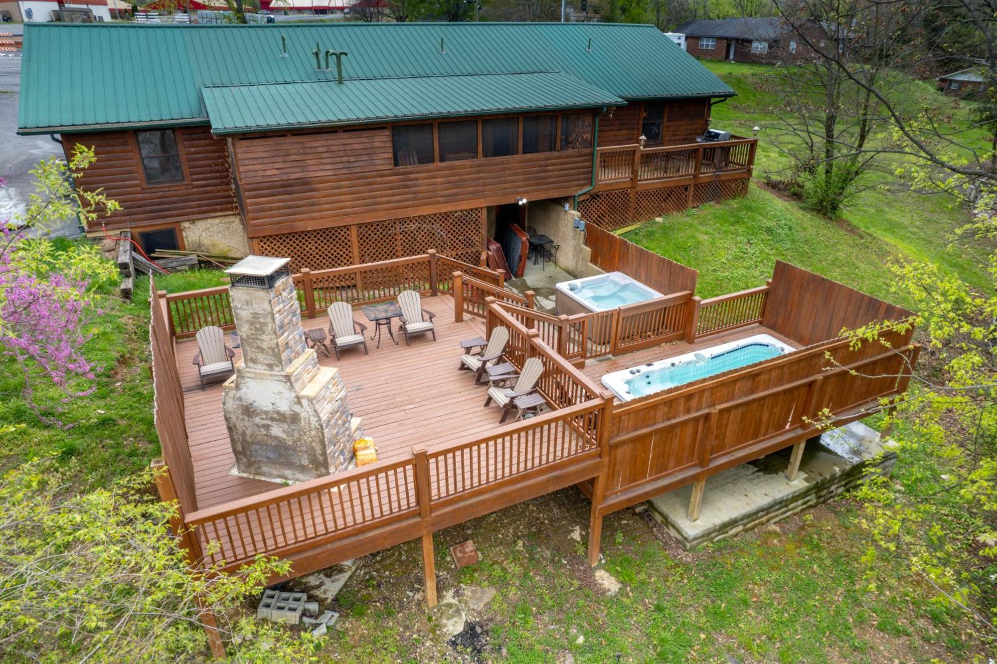 6br W Outdoor Pool Just 3 Min To Pigeon Forge! Free Attraction Tickets Gameroom Hot Tub Holiday home