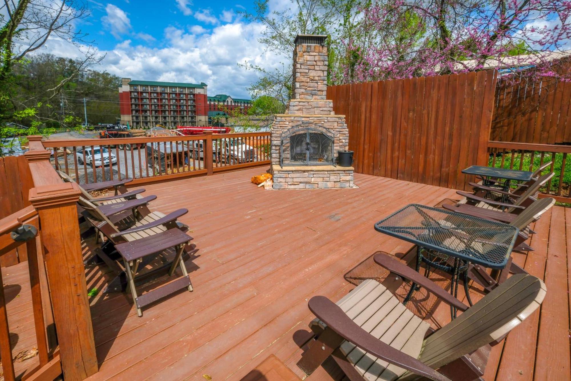 Holiday home 6br W Outdoor Pool Just 3 Min To Pigeon Forge! Free Attraction Tickets Gameroom Hot Tub