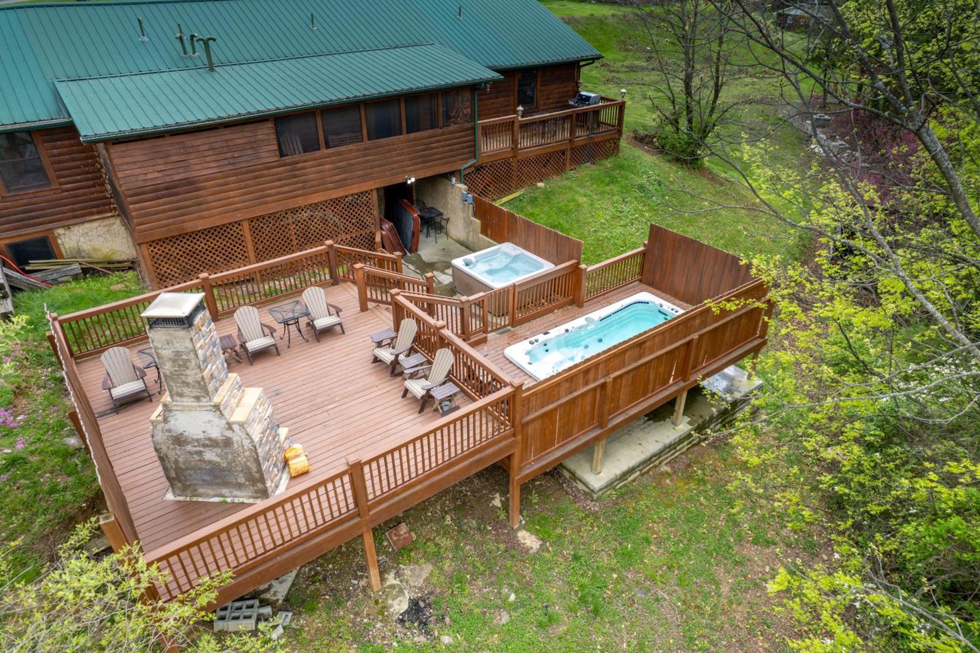 6br W Outdoor Pool Just 3 Min To Pigeon Forge! Free Attraction Tickets Gameroom Hot Tub Holiday home *