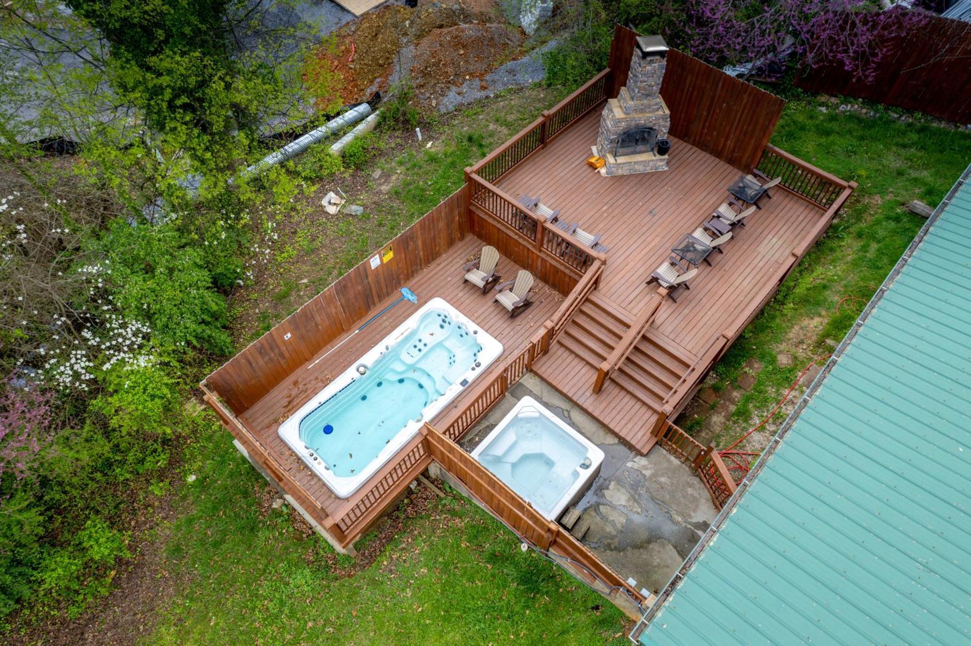 Holiday home 6br W Outdoor Pool Just 3 Min To Pigeon Forge! Free Attraction Tickets Gameroom Hot Tub *