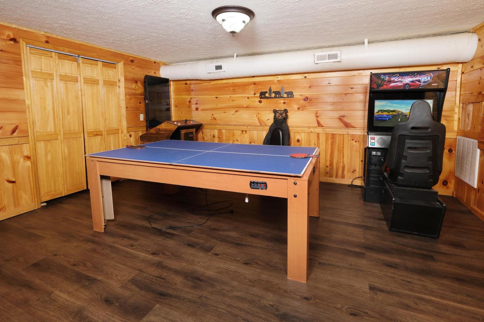 6br W Outdoor Pool Just 3 Min To Pigeon Forge! Free Attraction Tickets Gameroom Hot Tub Holiday home Pigeon Forge