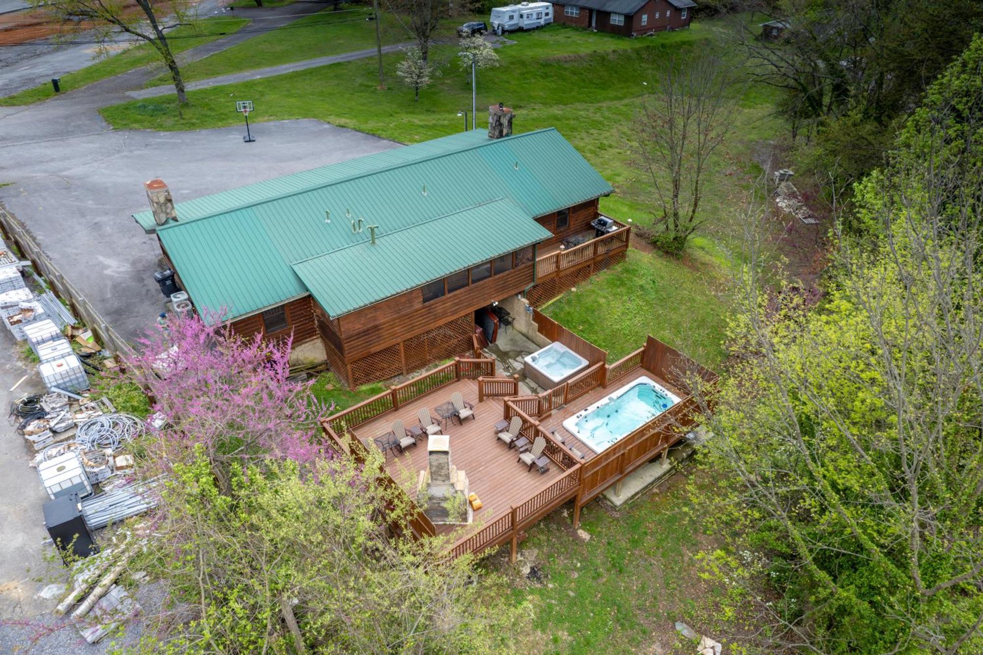 Holiday home 6br W Outdoor Pool Just 3 Min To Pigeon Forge! Free Attraction Tickets Gameroom Hot Tub