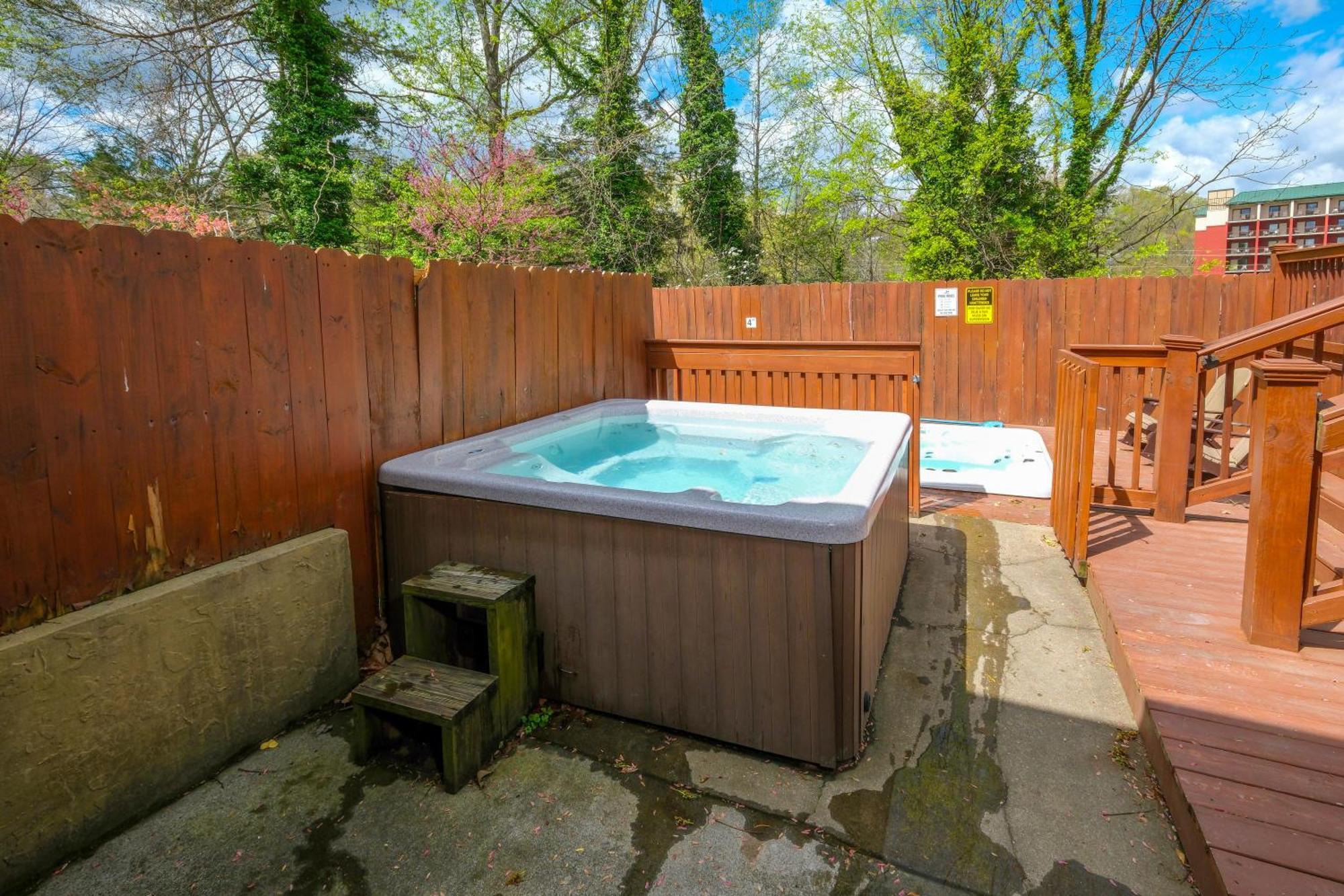 6br W Outdoor Pool Just 3 Min To Pigeon Forge! Free Attraction Tickets Gameroom Hot Tub Holiday home