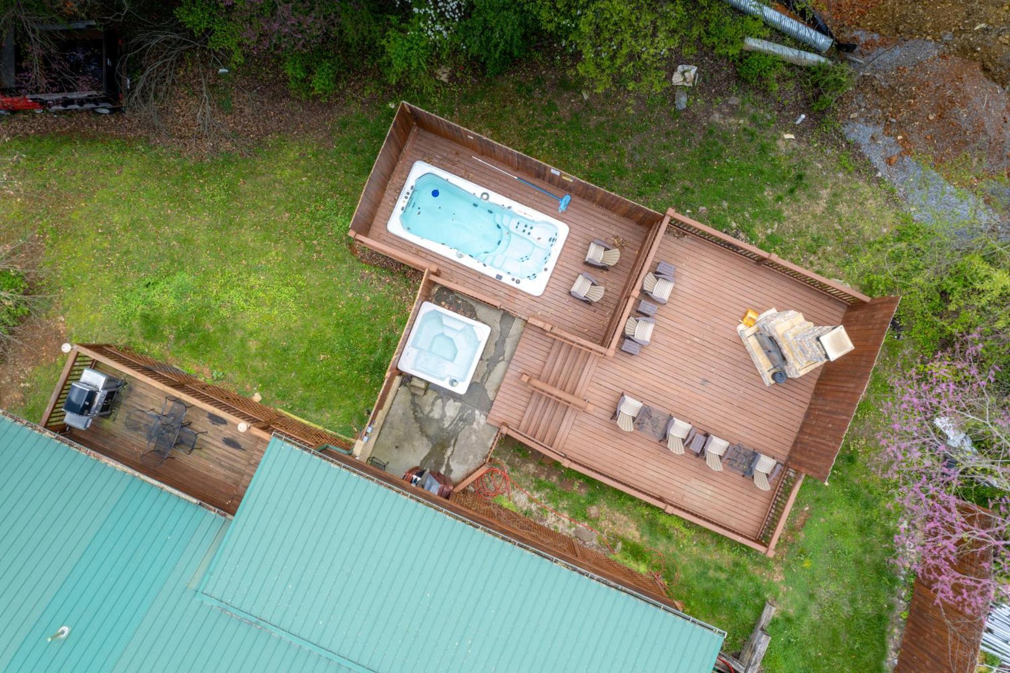 6br W Outdoor Pool Just 3 Min To Pigeon Forge! Free Attraction Tickets Gameroom Hot Tub *